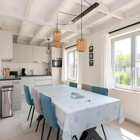 In With Garden & Parking, Cleaning Included