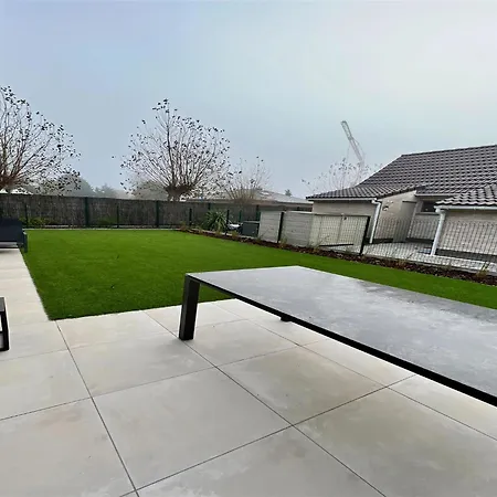 In With Garden & Parking, Cleaning Included Feriehus *